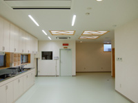 U医院新築工事　設計：堂計画室｜処置室　清潔感あふれる処置室